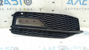 Грати переднього бампера права Audi A4 B8 13-16 рест, S line, структура, чорний глянець з хром, під ПТФ