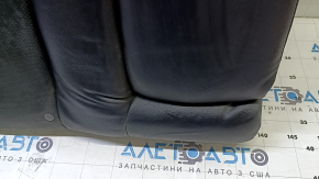 Крупный план части спинки сиденья, заметный износ на коже, модель Camry v55.