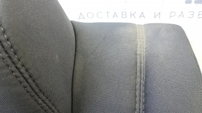 Подробный ракурс боковой части заднего сидения Dodge Challenger, видимые следы износа
