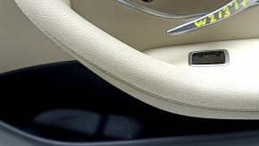 Деталь обшивки, крупный план, передняя дверь Mercedes W213, вид на кожу и элементы управления.