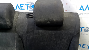 Близкий план подголовника спинки заднего сидения Honda Civic, видимые загрязнения.