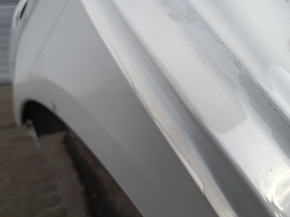 Качество поверхности задней правой четверти кузова Mercedes W213, минимальные следы использования