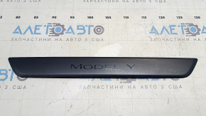 Накладка порога передня ліва зовнішня Tesla Model Y 20-25 чорна, подряпини