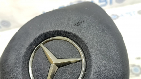 Крупный план повреждений на поверхности подушки безопасности Mercedes, небольшой износ.