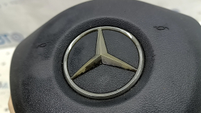 Эмблема Mercedes на подушке безопасности руля с следами использования, модель W213.