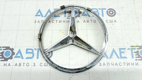 Эмблема решетки радиатора grill Mercedes W213 E 17-20 хром, AMG pkg, сломано крепление, песок