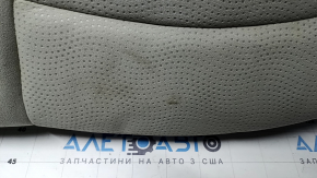 Поверхность подушки заднего ряда сидений Nissan Leaf, видны небольшие потёртости и дефекты