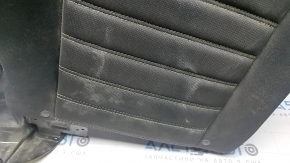 Крупный план трещины на спинке сиденья Ford Fusion 2013, перед химчисткой.