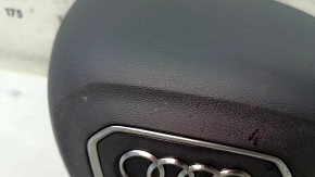 Царапины на поверхности подушки безопасности руля Audi Q5 2018 года, общий вид