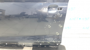 Детализация повреждений на внешней стороне двери Audi Q5, видно несколько царапин.