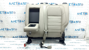 Заднее сидение Ford C-Max 2013-2018, вид на подлокотник, требует чистки и имеет небольшие дефекты.