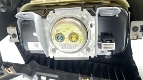 Крупный план AIRBAG на торпедо Ford C-Max MK2, все подключения в порядке.