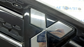 Решетка радиатора grill с эмблемой Mitsubishi Outlander 22-26 хром молдинги с уплотнителями, песок
