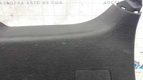 Потертости на обшивке двери багажника нижней Mitsubishi Outlander 2022 года