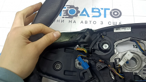 Крупный план на нижнюю часть руля BMW 3 G20, видно состояние обивки стеклянным покрытием.