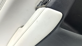 Обшивка двери карточка задняя левая Honda CRV 17-22 черная, подлокотник серая кожа, вставка серая кожа, молдинг под дерево, под пищалку, с ручкой, царапины, под чистку, трещина