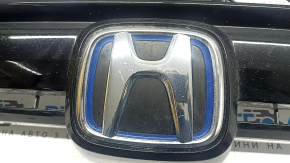 Логотип Honda с близкого расстояния на решетке радиатора