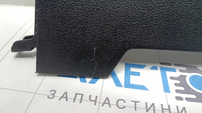 Накладка боковая центральной консоли нижняя правая передняя Hyundai Sonata 20-22 серая, US, царапина, сломаны защелки, надрыв крепления