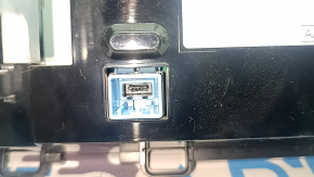Крупный план разъема с USB мультимедийного дисплея Honda