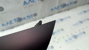 Крупный план накладки с царапиной на краю, модель Polestar 2, годы выпуска 2021-2025.