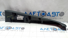 Задняя сторона накладки для центральной консоли Polestar 2, с оригинальной маркировкой и креплениями.