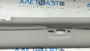 Крупный план обшивки потолка Kia Sorento, замечен надрыв и дефекты.