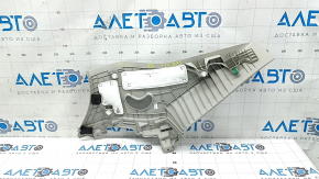 Деталь интерьера автомобиля Kia Sorento, оригинальная накладка с потертостями.