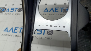 Часть накладки центральной консоли с логотипом Sorento, виден дефект.