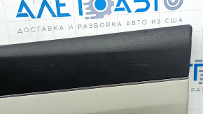 Крупный план верхней части обшивки двери Kia Sorento с небольшими следами износа