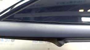 Крупный план черного молдинга на треугольной заглушке Nissan Ariya.