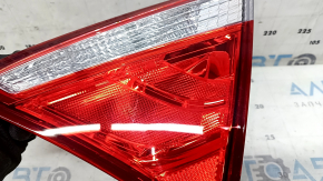 Крупный план фонаря правого для крышки багажника Toyota Camry, осмотр следов эксплуатации