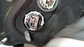 Крупный план разъема подключения фонаря заднего левого для Toyota Camry, оригинальная запчасть.