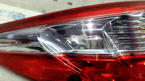 Деталь фонаря заднего левого Toyota Camry 2015-2017, представлена в ракурсе с акцентом на царапины на поверхности.
