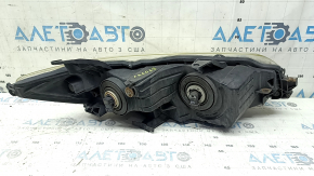 Фара с внутренней стороны для Toyota Camry, видно, что разъёмы в порядке и фара не имеет серьёзных повреждений.