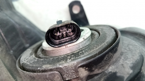 Другой ракурс разъёма на фаре Toyota Camry, показывает тщательность конструкции и отсутствие повреждений.