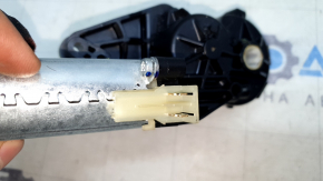Близкий план подключения мотора для регулировки сидения Toyota Camry, чёткий вид разъёма.