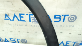 Ближайший план на накладку арки крыла Nissan Rogue, видим мелкие дефекты.