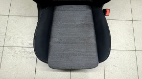 Крупный план сидушки Nissan Rogue 2021-2026, видно легкие следы износа на обивке.