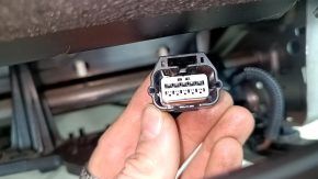 Подключение проводов на пассажирском сиденье Nissan Rogue, вид с близкого расстояния.