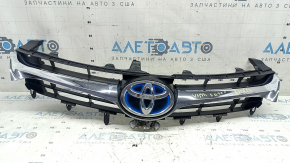 Решетка радиатора grill Toyota Camry v55 15-17 usa hybrid с эмблемой, сломано крепление, нет фрагмента, песок