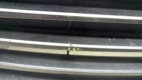 Решетка переднего бампера Toyota Camry v55 15-17 usa LE, примятости, не штатные отверстия, песок, сколы