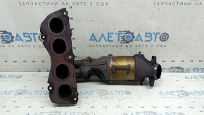 Вид на выпускной коллектор Toyota Camry 15-17, заметна степень износа.