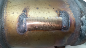 Маркировка на катализаторе Toyota, показывает оригинальность детали.