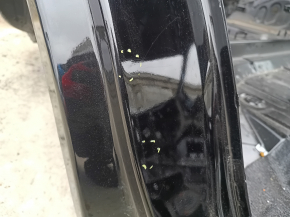 Фрагмент задней правой четверти Nissan Rogue, вид на области с царапинами.