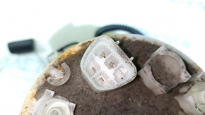 Крупный план разъема на топливном насосе Toyota Camry 15-17, не поврежден.