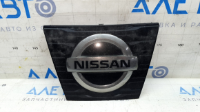 Емблема передня решітки радіатора Nissan Rogue 17-18 квадратна, під радар, пісок, під полірування