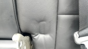 Ближайший план замятия на сидении Infiniti QX50/QX55, замятость не нарушает функциональность.