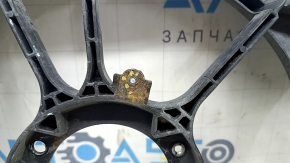 Крупный план поврежденного крепления диффузора радиатора Toyota для модели Camry.