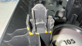 Еще один ракурс крепления на накладке для Nissan Rogue, видно состояние.