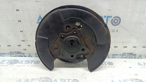 Ступица задняя левая с кожухом, заметны следы коррозии, Toyota Camry V55 15-17.